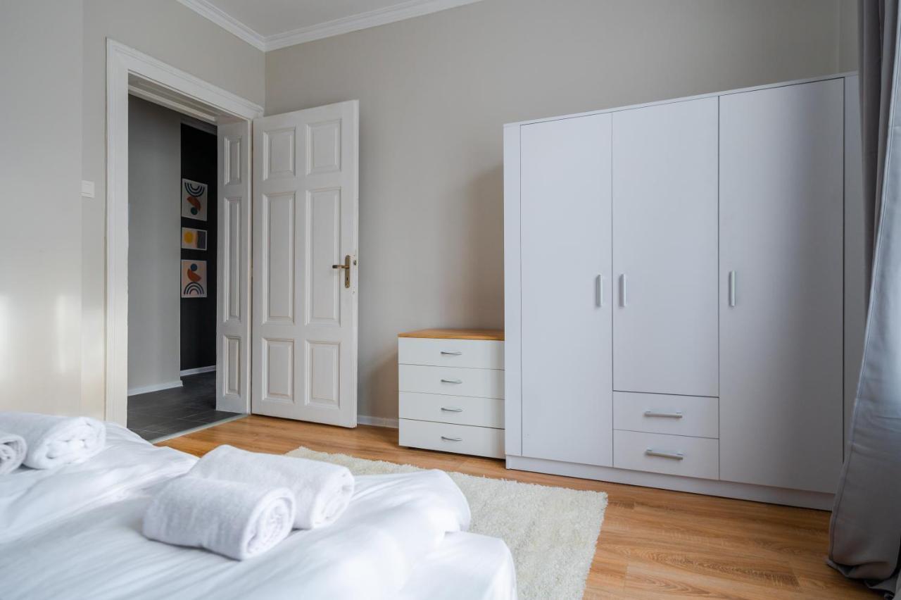Boutique 2-Bedroom Apartment In Sofia Esterno foto